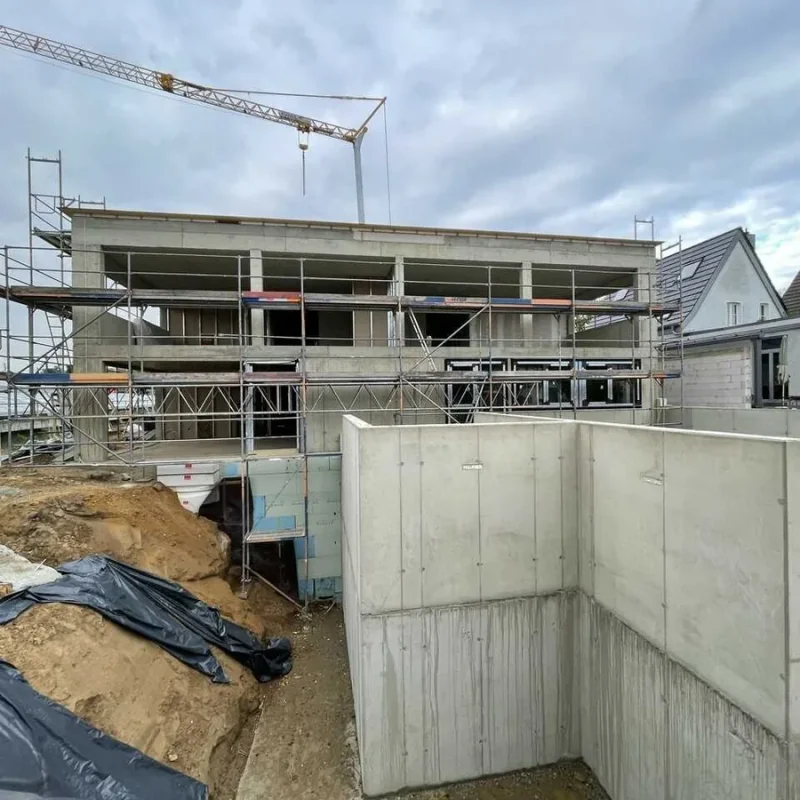 Rohbau einer neuen Kindergarteneinrichtung in Köln. Fortschritt der Bauarbeiten an einem bewölkten Tag sichtbar.