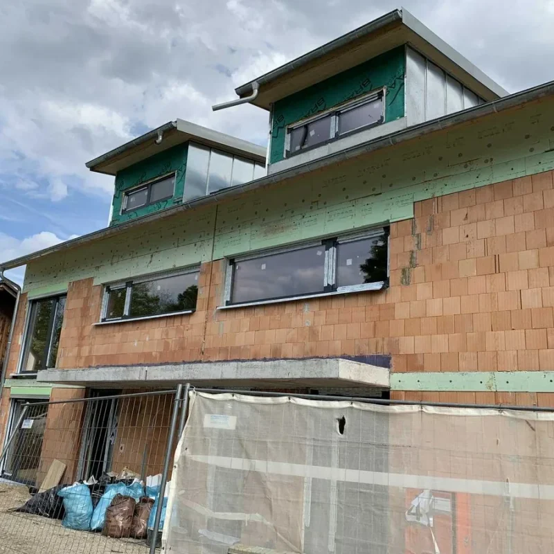 Baustelle mit Unterkonstruktion für Fenstereinbau von NORTA. Fortschritt im Hausbau mit moderner Fensterintegration.