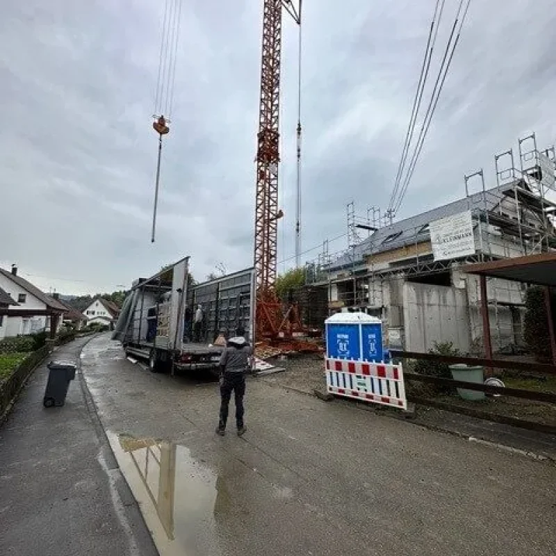 Große Baustelle mit Kran und Gerüst in Balingen. Effiziente Renovierung von Gebäuden durch NORTA für moderne Wohnstandards.