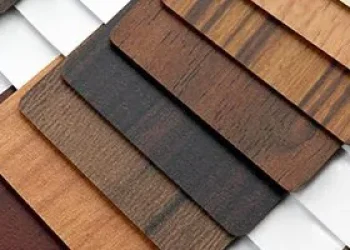 Verschiedene NORTA Dekorfolien in Holzoptik. Perfekt für individuelle Fenster- und Türgestaltungen mit natürlichem Charme.