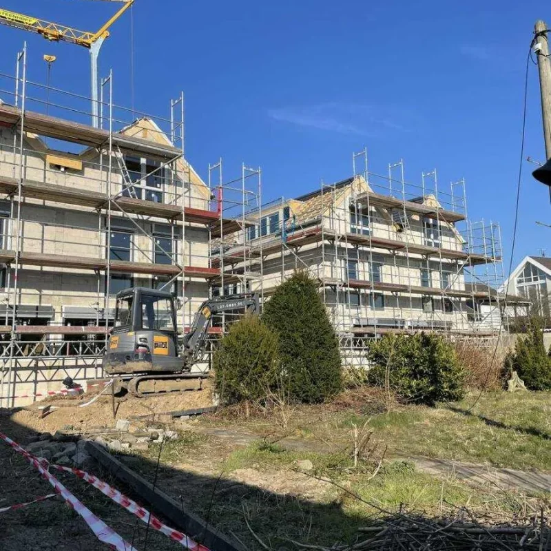 Im Bau befindliches Doppelhaus in Köln mit Gerüst. Moderne Architektur für zukünftigen Wohnkomfort bei NORTA.