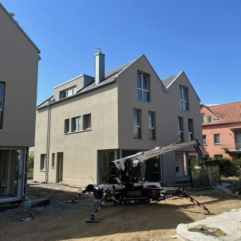 Doppelhaus-Bauprojekt in Köln mit modernem Fensterdesign von NORTA. Effiziente Bauweise für urbanes Wohnen.