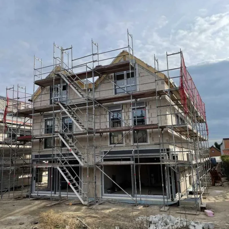 Doppelhausfassade mit Baugerüst in Köln von NORTA. Hochwertige Bauqualität für moderne Wohnprojekte.