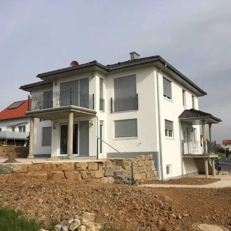 Modernes Einfamilienhaus in Kitzingen mit NORTA Fenstern und Rollläden. Stilvoller Sonnenschutz und Energieeffizienz.