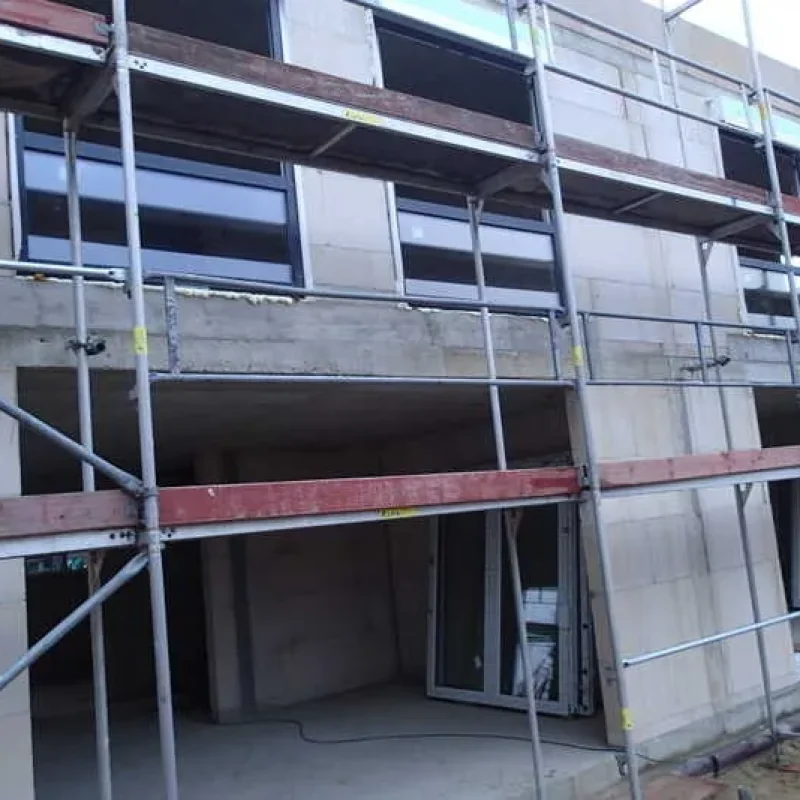Moderne Schüco Fenster mit Raffstores im Aufsatzkasten an einem Einfamilienhaus von NORTA in Bauphase.