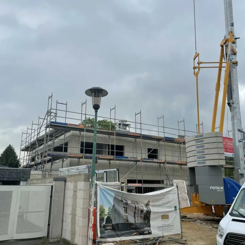 Fassadenbau einer neuen Einrichtung in Köln. Baukran und Gerüst bei der Konstruktion. Qualität von NORTA.