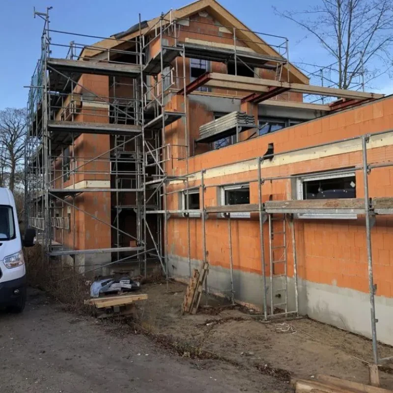 Rohbau eines Einfamilienhauses mit Gerüst in Potsdam. NORTA bietet hochwertige Fassadenlösungen für Neubauten.