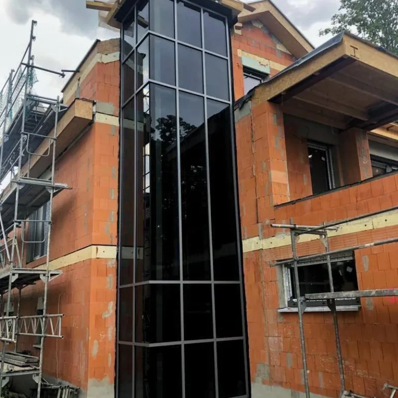 Moderne Fassadenverglasung von NORTA bei einem Neubauprojekt. Hochwertige Glaslösung für stilvolle Optik und Lichteinfall.