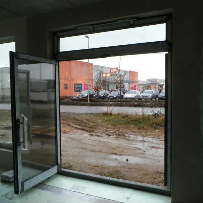 Alu-Kunststoff-Fenster von NORTA, moderne Bauweise. Ideal zur Verbindung von Außen- und Innenbereichen mit hochwertiger Optik.