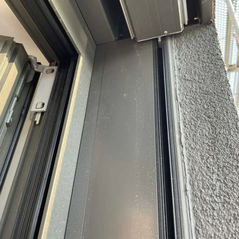Hochwertiges Aluminiumfenster in Schwarz von NORTA. Moderne Optik sorgt für Langlebigkeit und Energieeffizienz in Gebäuden.