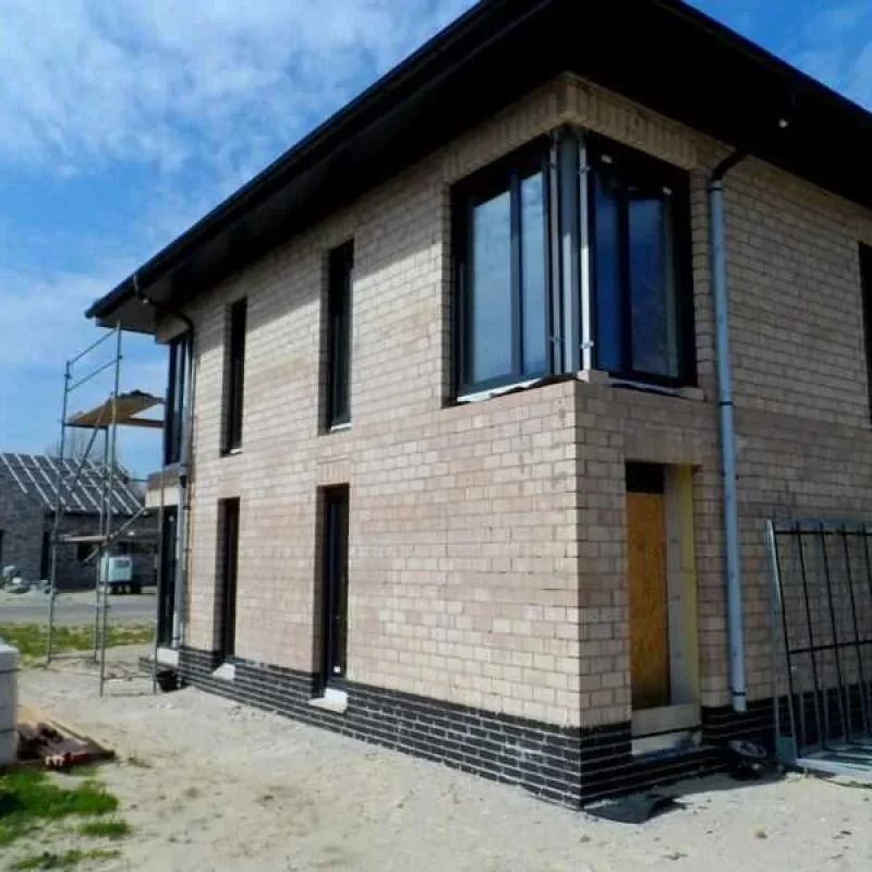 Moderne anthrazitfarbene Fenster in einem Neubau von NORTA. Bietet stilvolle Optik und hervorragende Wärmedämmung.