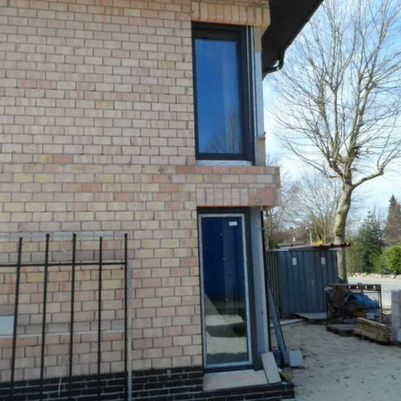 Modernes anthrazitfarbenes Schüco-Fenster von NORTA. Optimal für energieeffiziente Bauten mit stilvoller Optik.