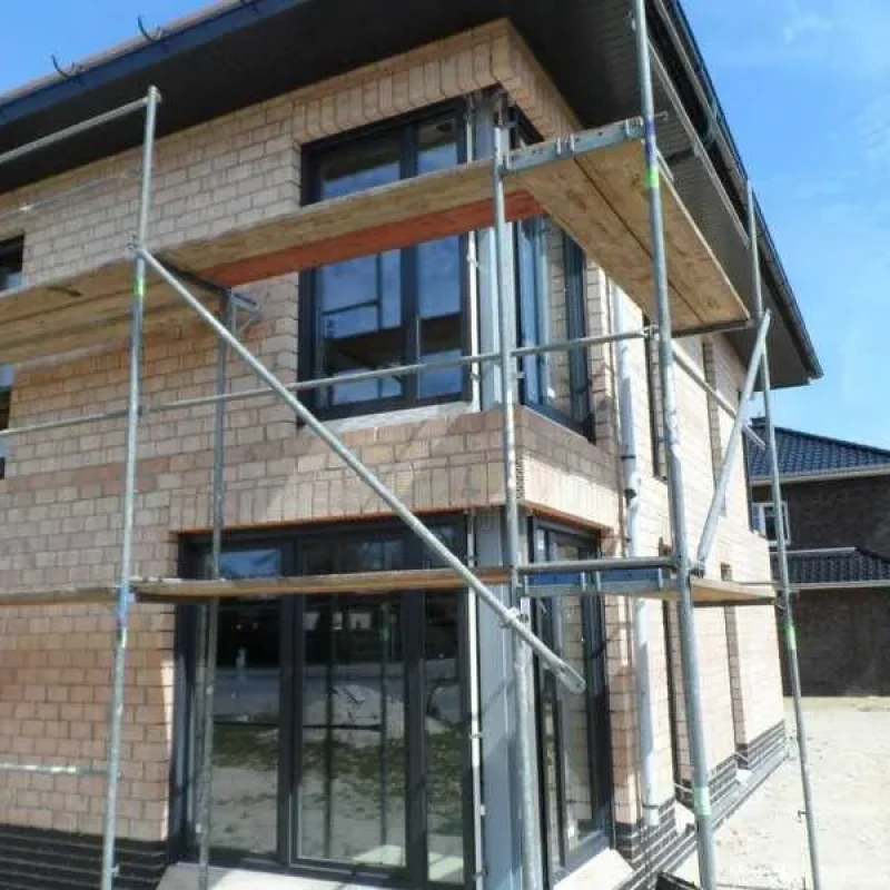 Fenster mit anthrazitfarbenem Rahmen von NORTA an einem ebenerdigen Rohbau. Hochwertige, energieeffiziente Fensterlösung.