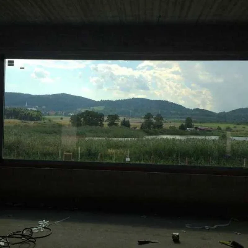 Großes Fenster mit Panoramablick auf Landschaft in Polen. Ideal für natürliches Licht im Innenraum. NORTA Qualität.