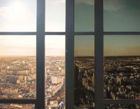 Fenster mit beeindruckendem Stadtpanorama von NORTA. Ermöglicht lichtdurchflutete Räume und bietet einen weiten Blick.