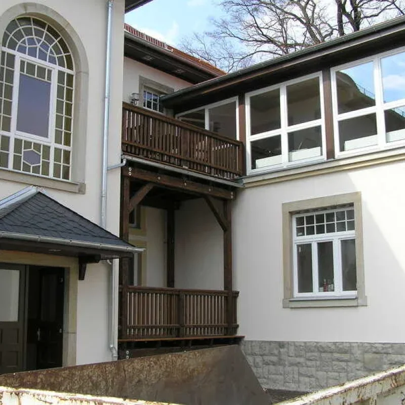 Fenster und Balkon in der Meußlitzer Straße Dresden von NORTA. Ästhetische Verbesserung der Wohnqualität und Energieeffizienz.