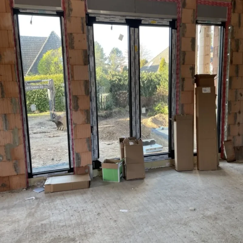 Hochwertige Alufenster im Bauzustand von NORTA. Optimale Lösung für moderne Bauprojekte mit effizienter Dämmung.
