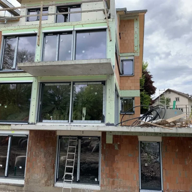 Moderne Fensterinstallation auf einer Baustelle von NORTA. Energieeffiziente Lösung für Neubauten.
