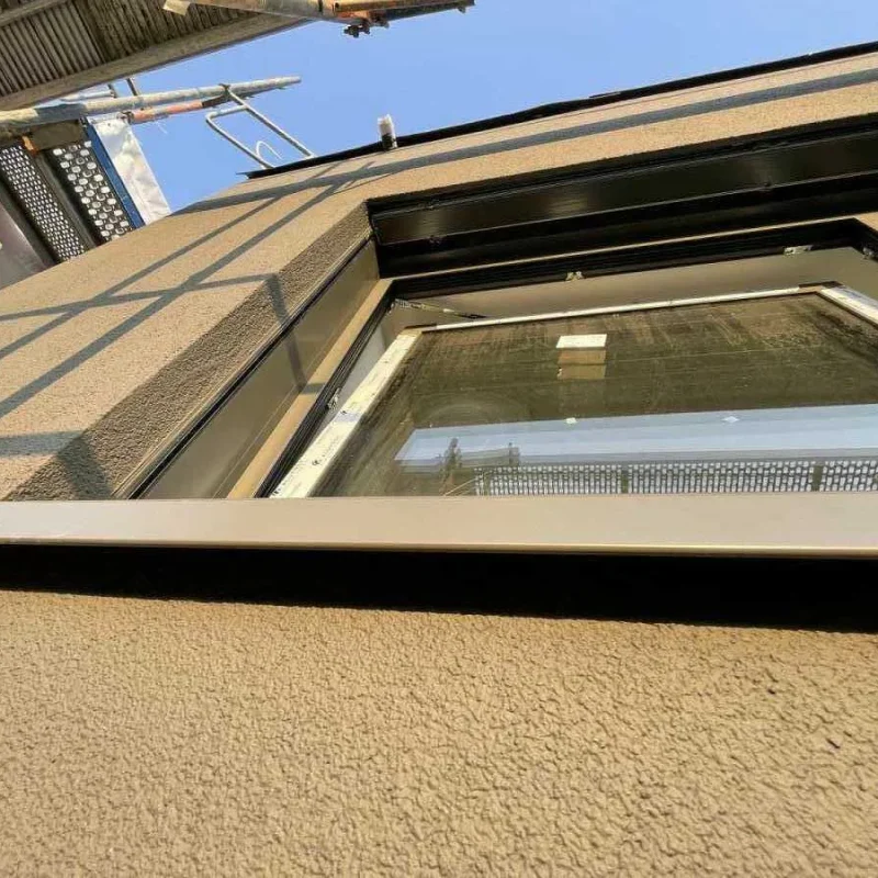 Fenster mit präzisem Einbaudetail von NORTA. Modernes Design für optimale Dämmung und eleganter, wetterfester Rahmen.