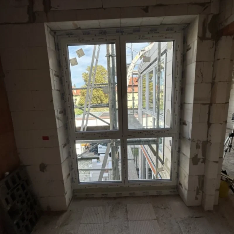 Eingebautes Fenster in einem Neubauprojekt in Dresden. Hochwertige Fensterlösung von NORTA für effiziente Wärmedämmung.