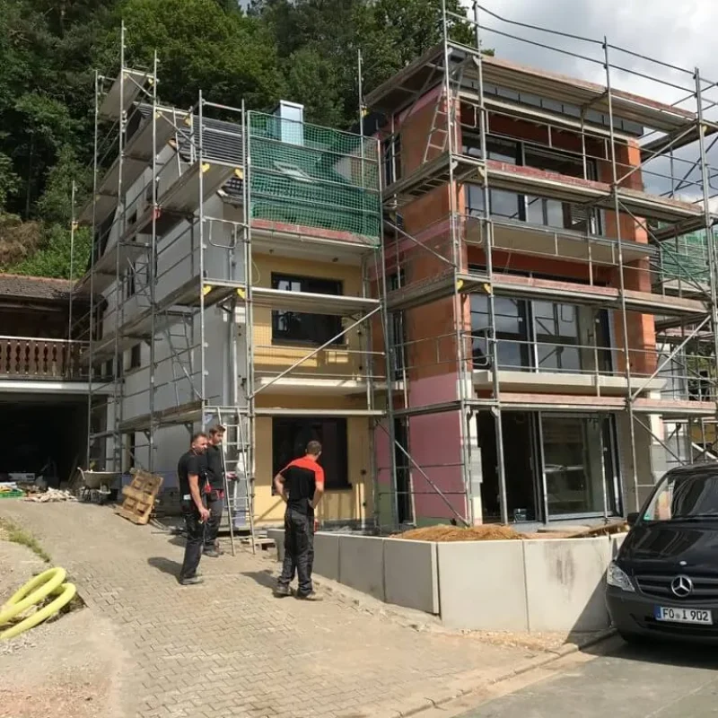 Fassadeneinbau von Schüco Fenstern in Ebermannstadt. NORTA sorgt für moderne Optik und optimale Dämmung im Neubauprojekt.