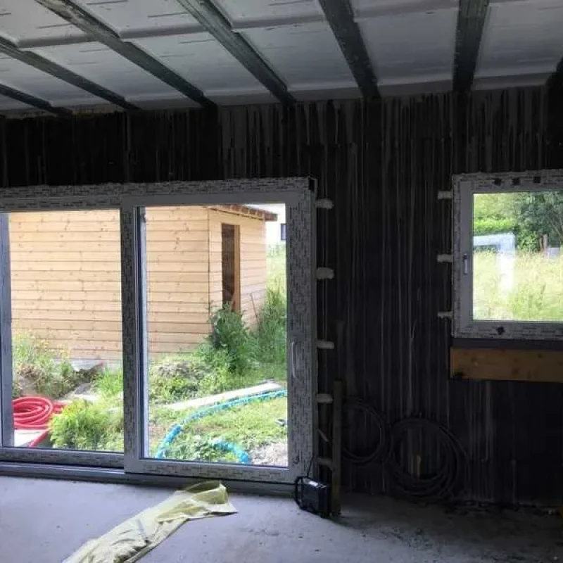 Fensterinstallation in Frankreich bei La Baule von NORTA. Hochwertige Montage für optimale Isolierung und Ästhetik.