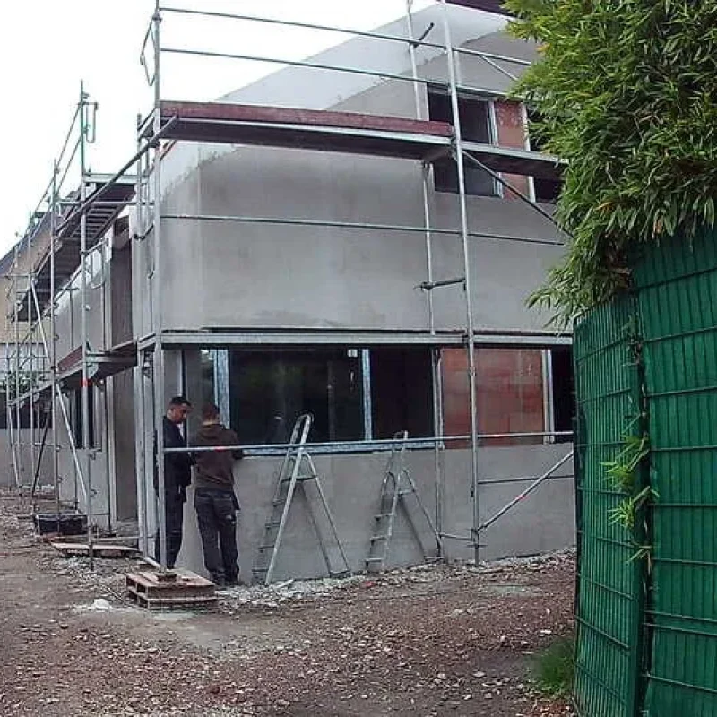 Fenstereinbau mit Gerüst und zwei Arbeitern von NORTA. Optimale Lösung für moderne Gebäude in Duisburg.