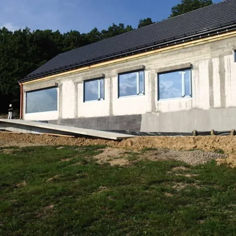 Moderne Fensterinstallation an einem Gebäude in Zloty Stok von NORTA. Optimale Lichtverhältnisse und Energieeffizienz.