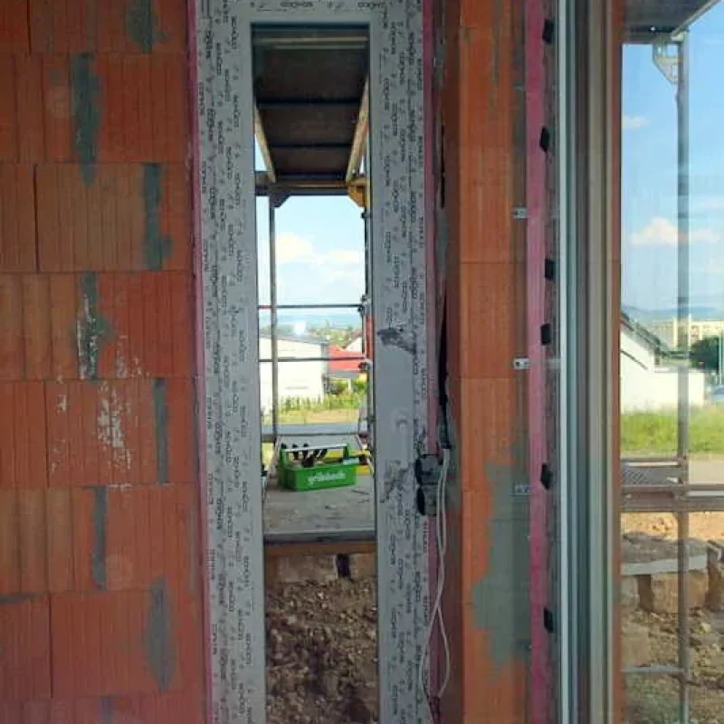 Fenster mit Montageelementen von NORTA. Professioneller Fenstereinbau zur Optimierung der Wärmedämmung.