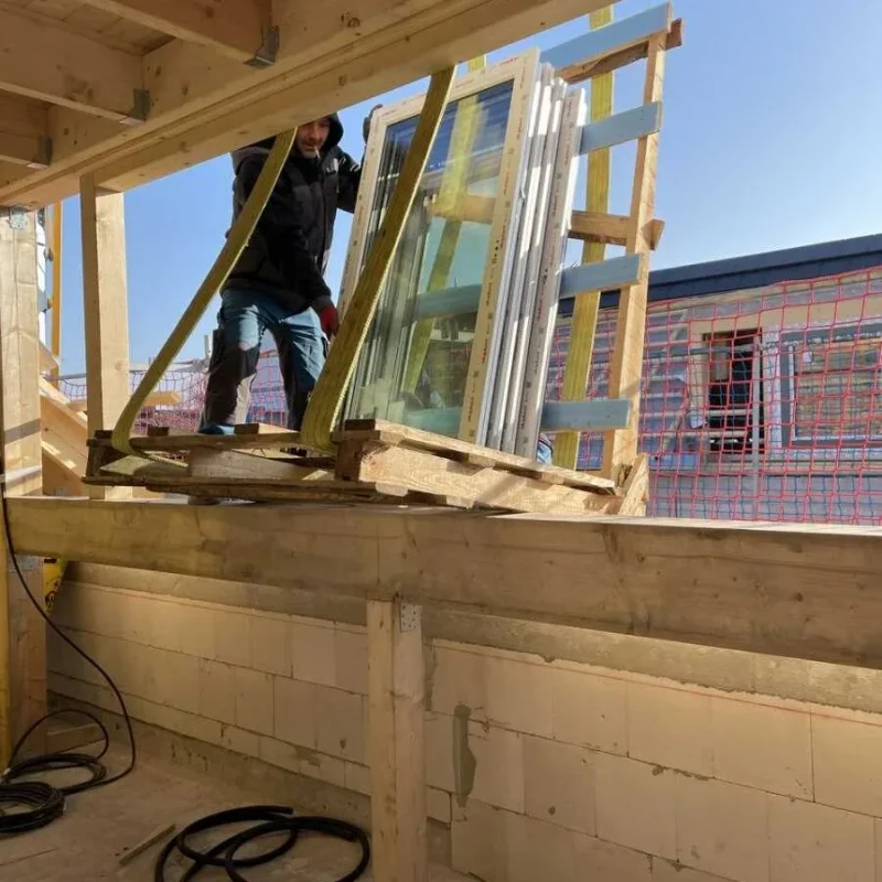 Fenstermontage in einem Doppelhaus in Köln von NORTA. Hochwertige Fensterlösungen für energieeffiziente Neubauten.