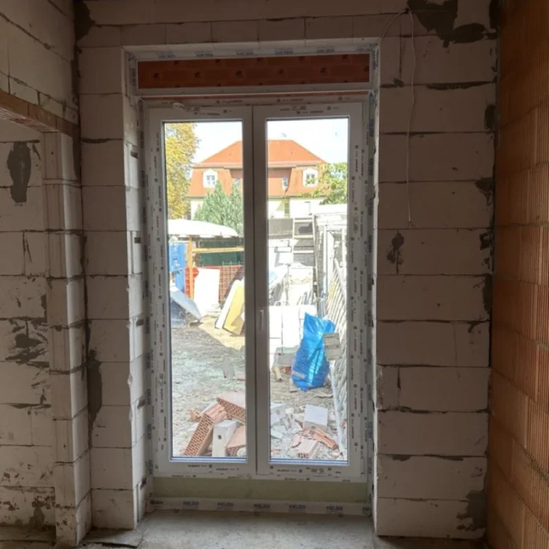 Moderne Fensterinstallation in einem Neubau in Dresden. Hochwertiges Fenster von NORTA für optimale Lichtdurchlässigkeit und Energieeffizienz.