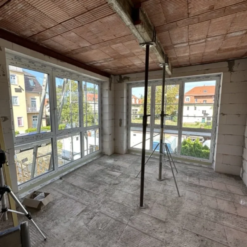 Fenster im Rohbau eines Neubauprojekts in Dresden. Helle Räume durch große Fensterflächen, installiert von NORTA.