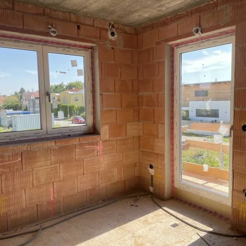 NORTA Fenster im Rohbau eines Einfamilienhauses. Hochwertige Isolierung für energieeffiziente Neubauten.