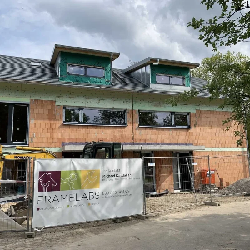 Fenstereinbau bei Neubauprojekt von NORTA. Hochwertige Fensterlösungen für effiziente Wärmedämmung und modernes Design.