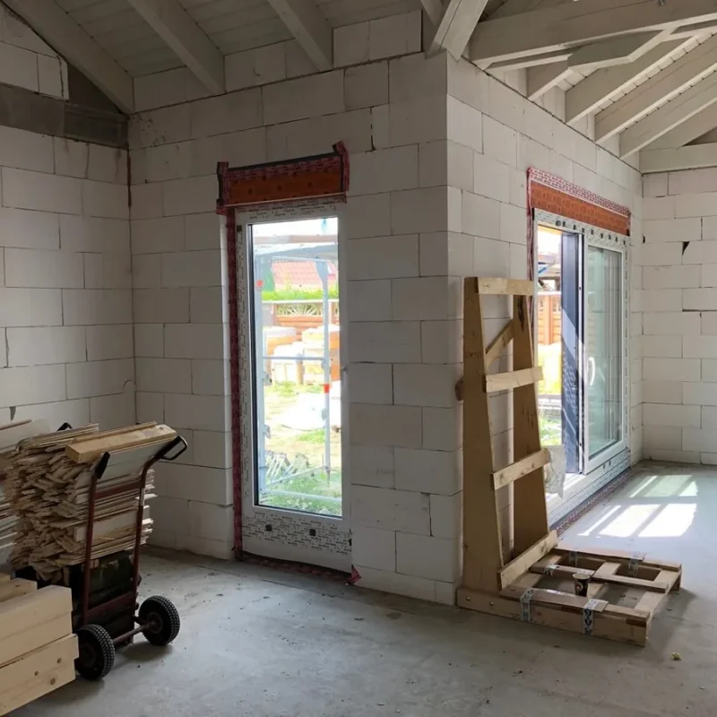 Fenstereinbau in einem Neubau von NORTA. Langlebige, energieeffiziente Fensterlösungen für optimale Dämmung und Licht.