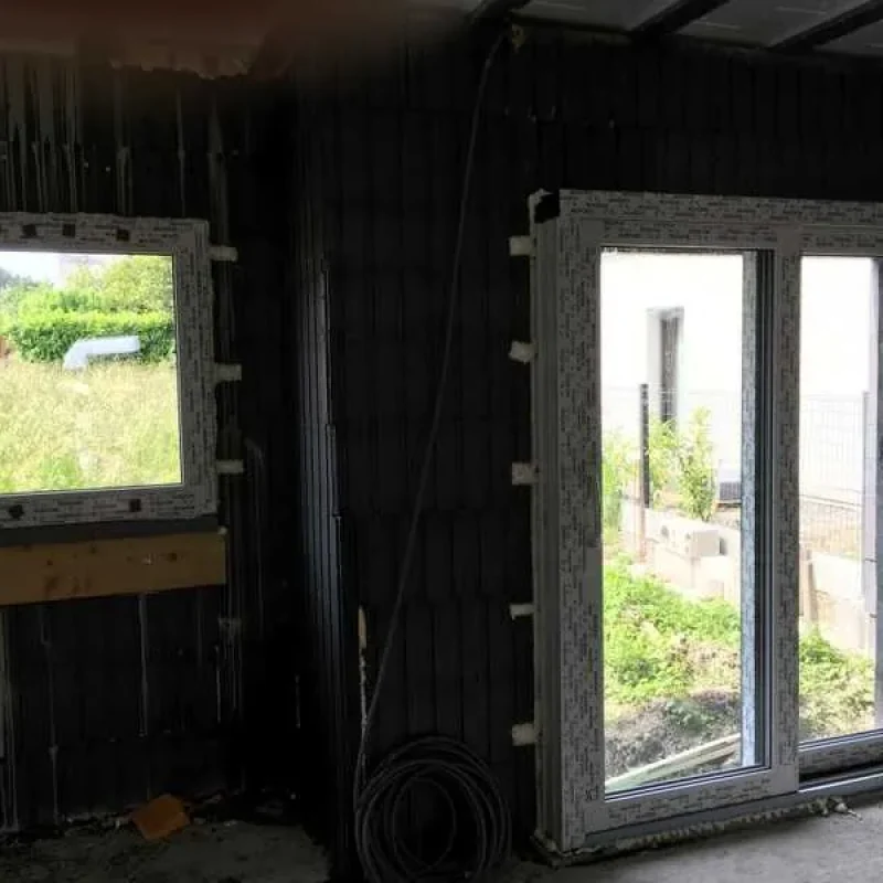 Fenstermontage im Rohbau von NORTA. Robuste Installation für optimale Lichtverhältnisse und Energieeffizienz.