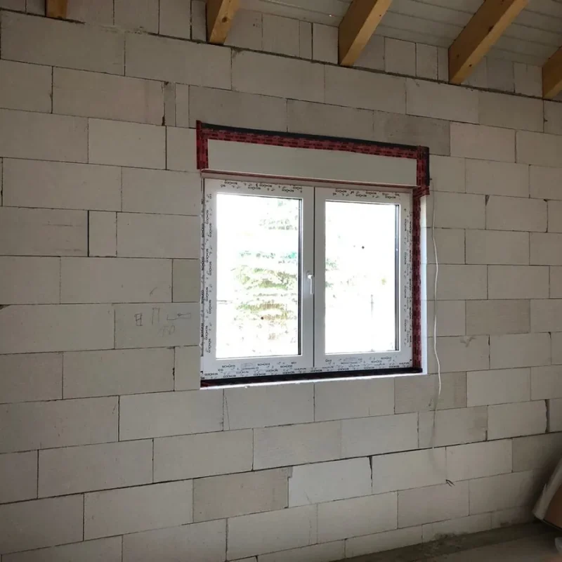 Fenstereinbau im Rohbau von NORTA. Hochwertige Fensterlösung mit optimaler Isolierung und modernem Design.