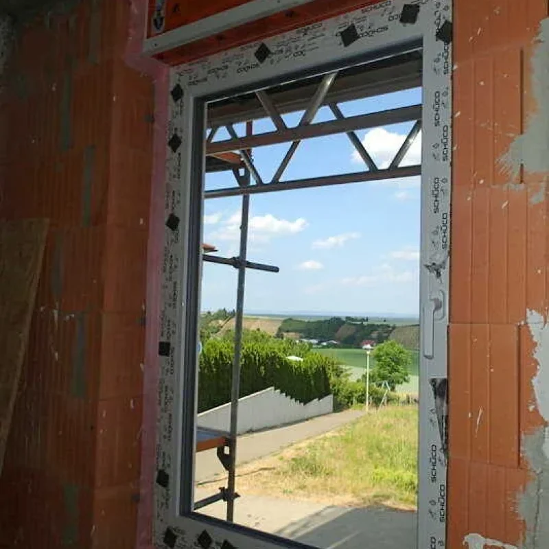 Schüco Fenster im Rohbau in Kitzingen. Optimale Dämmung und modernes Design von NORTA für effiziente Bauprojekte.