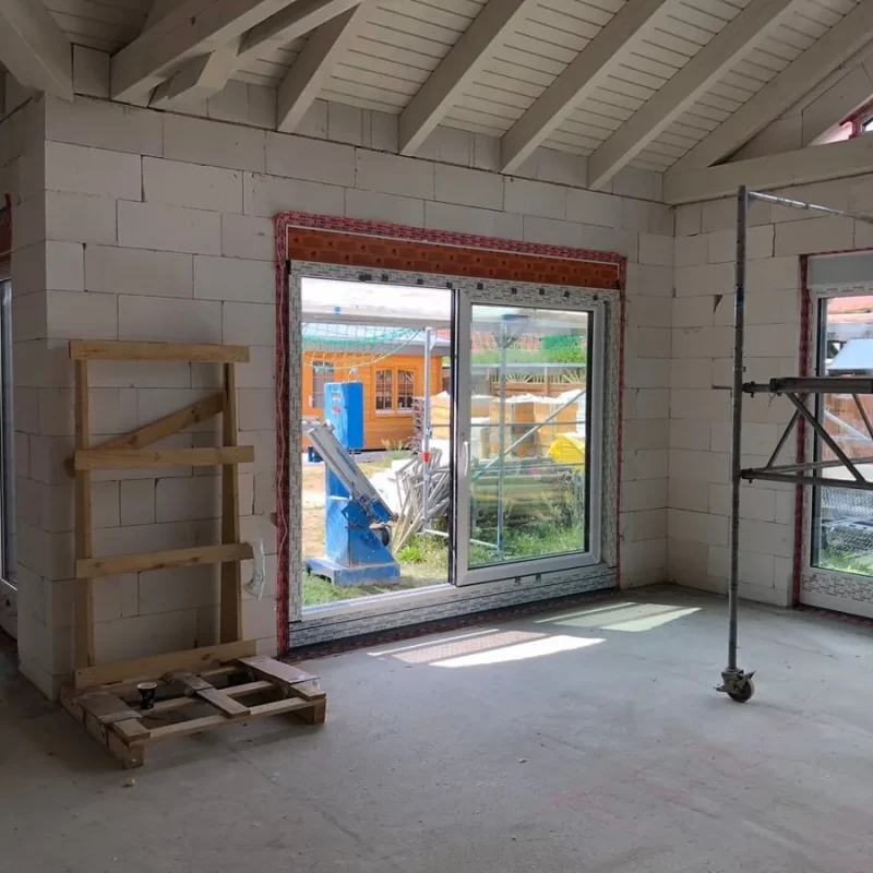 Fenster im Rohbau von NORTA in Torgau. Hochwertige Lösung für lichtdurchflutete Räume bei modernem Wohnbau.