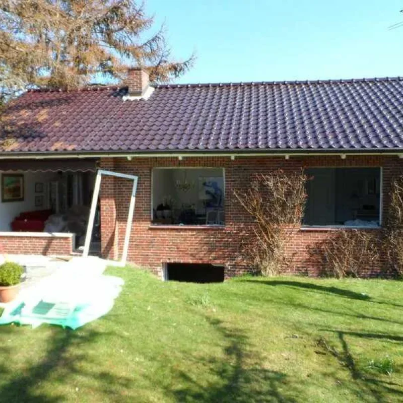 Fenstermontage bei einem Ziegelhaus auf der Insel Föhr von NORTA. Verbesserung der Energieeffizienz und Wohnqualität.