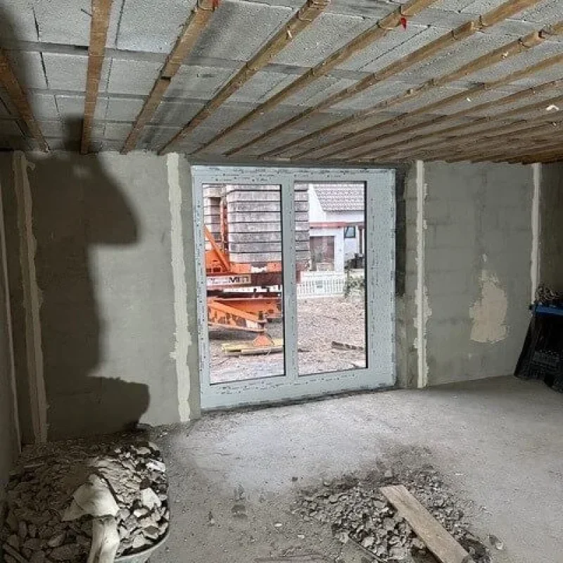 Fensterinstallation im Rohbau-Look in Balingen. Hochwertige NORTA Fensterlösung für moderne Sanierungsprojekte.