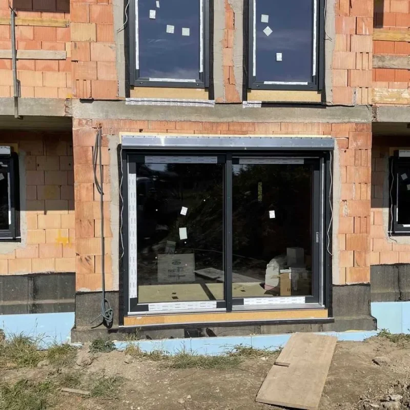 Eingebaute Fenster mit Stahlrahmen von NORTA in einem Einfamilienhaus. Hochwertige Lösung für Energieeffizienz und Stabilität.