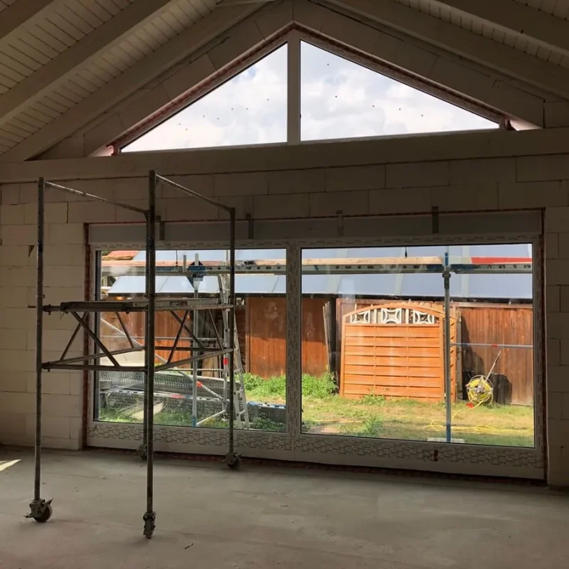 Große Fensterelemente von NORTA in modernem Neubau. Ideal für helle, offene Wohnräume mit viel natürlichem Licht.