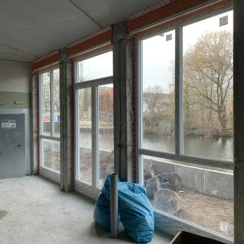 Großes Fenster mit neunteiliger Festverglasung von NORTA. Bietet eine lichtdurchflutete Raumgestaltung für moderne Gebäude.