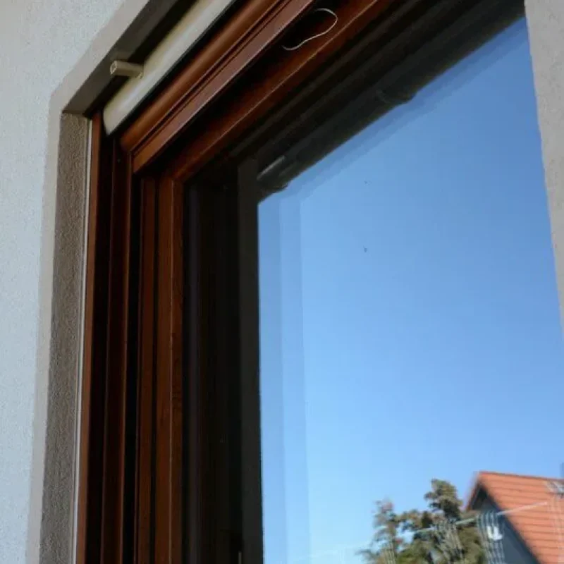 Fenster mit Roka-Top-System in Holzoptik von NORTA. Hochwertige Lösung für effiziente Wärmedämmung und ästhetische Gestaltung.