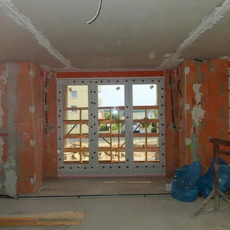 Fensterinstallation in einem Rohbau von NORTA. Hochwertige Lösungen für optimale Dämmung und Lichtverhältnisse.