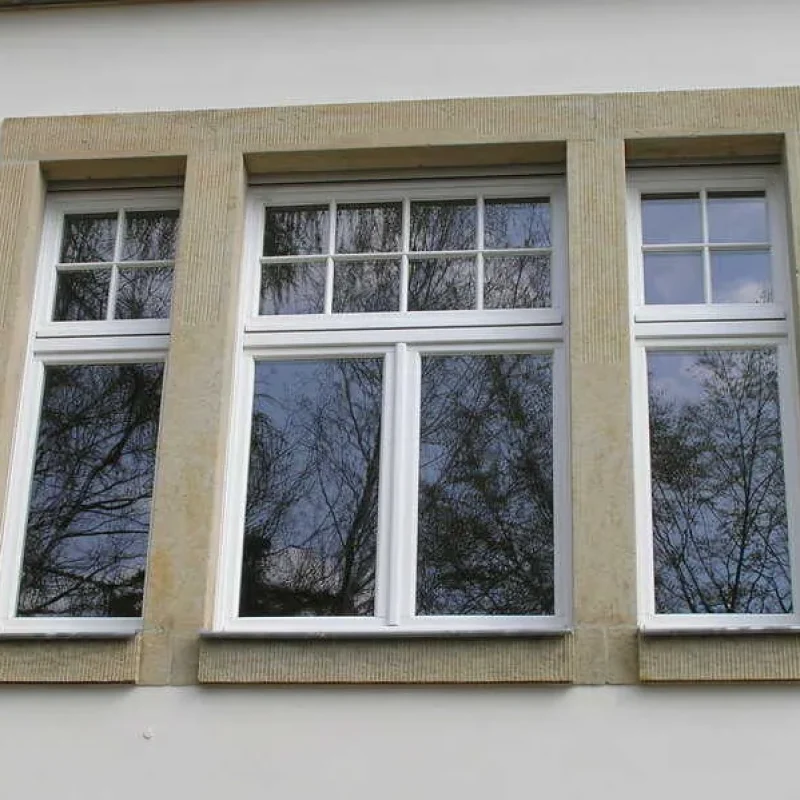 Klassisches weißes Fenster in Dresden von NORTA. Stilvolle Lösung für nachhaltigen Lichteinfall und moderne Optik.