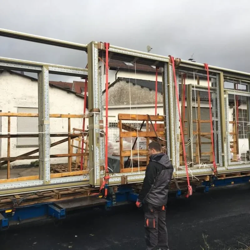 Fenster auf einem LKW von NORTA verladen. Professionelle Lieferung und Transport von hochwertigen Fensterlösungen.