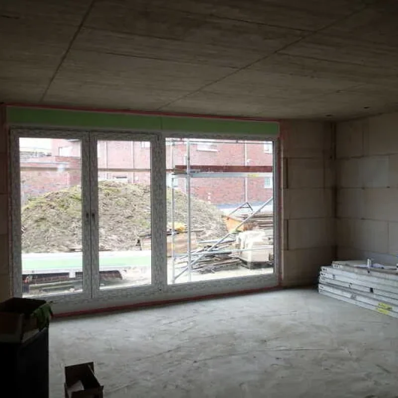 Großes Schüco Fenster mit Raffstoren im Rohbau von NORTA. Perfekte Lösung für lichtdurchflutete Räume und Sonnenschutz.