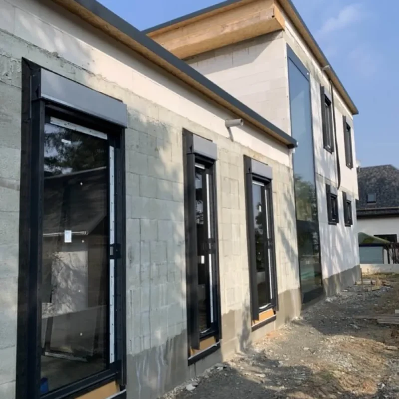 Moderne Fensterinstallation in einem Neubau von NORTA. Hochwertige Fensterlösungen für optimale Dämmung und Energieeffizienz.